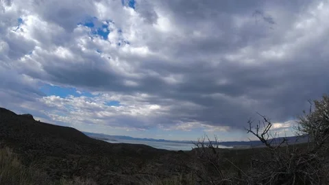 Time lapse of advancing clouds and sunny spots over Mono Lake, California 스톡 동영상 166416528