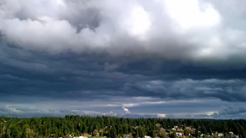 Time Lapse Aerial of Storm Clouds over Lake and Residential Houses Stockbeeldmateriaal 348533448