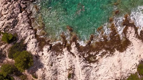Time lapse aerial top down of turquoise sea waves on rocky shore Croatia Video stock 337183263