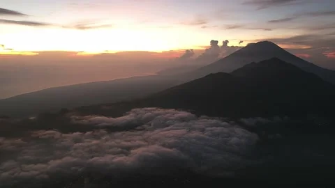 Time Lapse Aerial View: Clouds above Mount Abang and Lake Batur Stockbeeldmateriaal 236309910