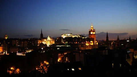 Time Lapse Aerial View of Edinburgh City Skyline Famous Landmarks Dusk to Night 스톡 동영상 99664795