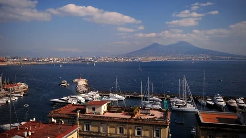 Time Lapse Aerial View of Naples City Skyline with Yachts in Porto Santa Lucia 스톡 동영상 104495441