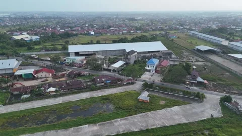 Time-lapse Aerial View of Small Town and Industrial Canals Vidéo 347177874