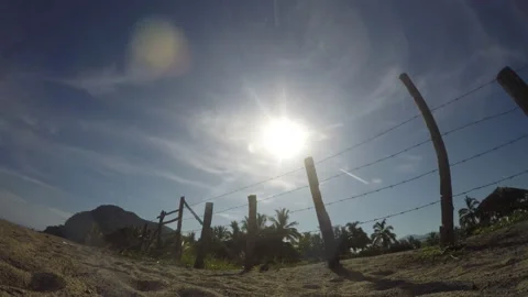 Time Lapse of Afternnon Sun with Thin Clouds next to the Tropical Sea 9077 Vídeos de archivo 162999229