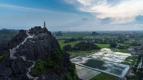 Time lapse agoda temple view from Hang Mua viewpoint at Tam Coc, Vietnam. Video stock 115958113