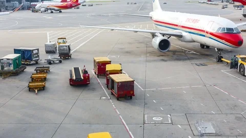 Time lapse Airplanes loading and unloading luggage at Hong Kong Video stock 77330345