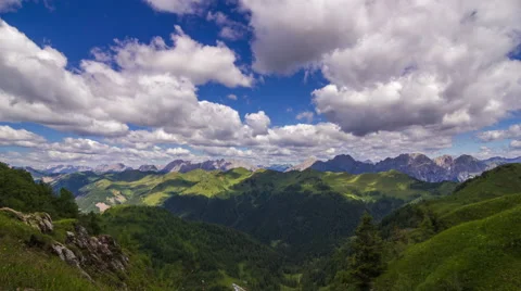 Time lapse of Alps mountain chain wth clouds Video stock 51740599