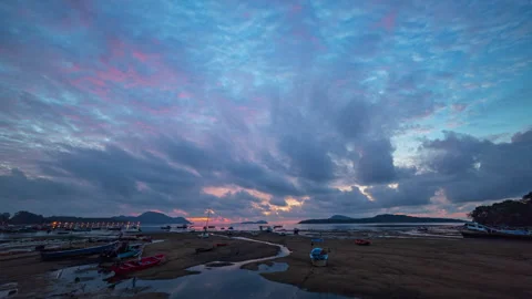 Time lapse amazing cloud moving in colorful sky at sunrise . Vídeos de archivo 275264284