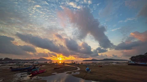 Time lapse amazing cloud moving in colorful sky at sunrise . Vídeos de archivo 275264989
