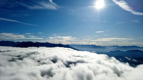 Time-lapse of amazing clouds floating between mountains on a sunny day Video stock 119122986