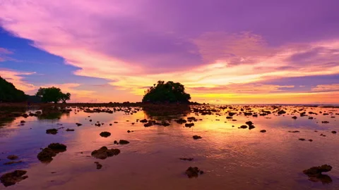 Time lapse amazing colorful cloud in sunset above the island 스톡 동영상 281361489