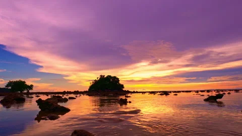 Time lapse amazing colorful cloud in sunset above the island 스톡 동영상 281361581