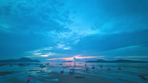 .time lapse amazing light of nature cloudscape sky in blue sunset.. Vídeos de archivo 278983379