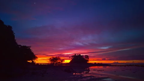 Time lapse amazing pink cloud in stunning sky at sunrise 스톡 동영상 281359844