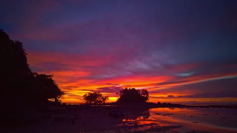 Time lapse amazing pink cloud in stunning sky at sunrise 스톡 동영상 281359864