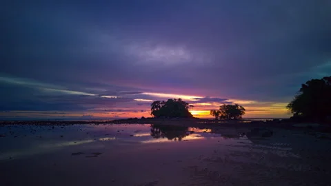 Time lapse amazing pink cloud in stunning sky at sunrise 스톡 동영상 281360003