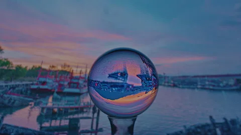 Time lapse Amazing view of beautiful sky at sunset inside crystal ball.. 스톡 동영상 314340548
