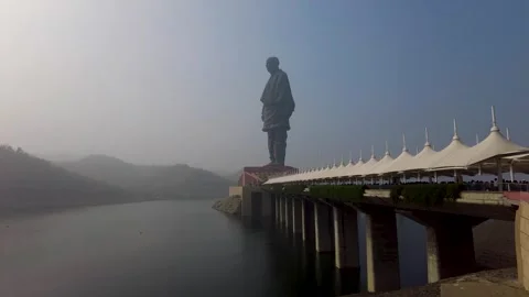 Time Lapse and Clouds Moving over the Statue of Unity Sardar Vallabhbhai Patel, Vidéo 269509209