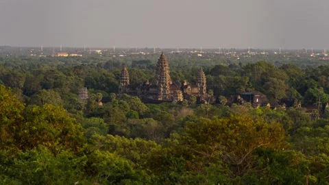 Time Lapse Angkor Wat seen from Phnom Bakheng at sunset Video stock 231801590