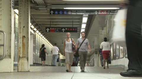 Time lapse anonymous crowd moving between subway platforms Stock Footage 39615171