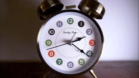 Time-Lapse of Antique Vintage Clock on Table with Defocused White Background Vídeos de archivo 336644476