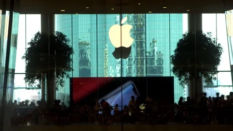Time lapse Apple official store at Icon Siam shopping mall in Bangkok, Thailand. Video stock 100576729