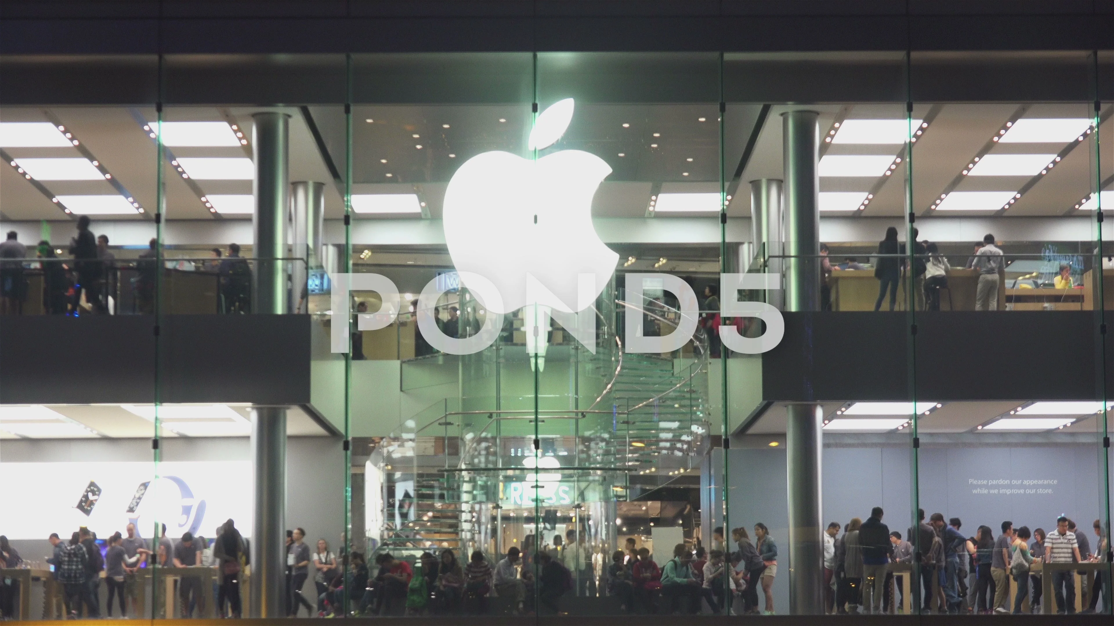 A time-lapse view of a week's work on the new Apple store