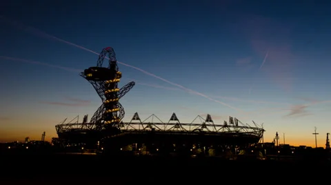 Time Lapse of ArcelorMittal Orbit at twilight from Stratford Vídeo Stock 29716649