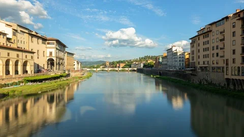 Time Lapse of the the Arno River in Florence Italy 動画素材 111805684