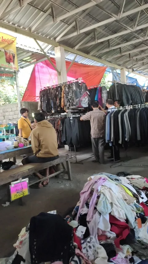 Time-lapse of The Atmosphere at The Second-hand Market Pasar Legen Jatinom Stock Footage 315559575