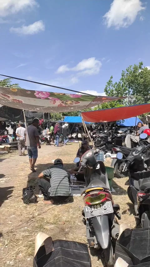 Time-lapse of The Atmosphere at The Second-hand Market Pasar Legen Jatinom Stock Footage 315559580