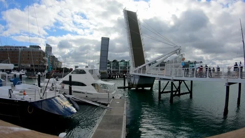 Time lapse of Auckland Harbor moveable bascule bridge Video stock 108592287