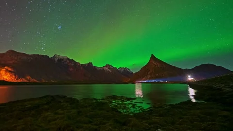 Time lapse of aurora borealis over snowy mountains and arctic lake Stock-Footage 332874000