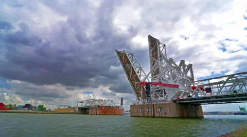 Time lapse of the automatic movable bridge at the port of Antwerp. Vidéo 58909771