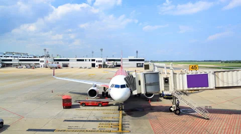 Time Lapse Baggage handlers ready to load and unload cargo Vídeo Stock 53560559