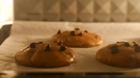 Time lapse of baking the chocolate cookies inside oven Stock Footage 65380117