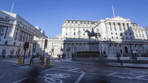 Time lapse of the Bank of England on Threadneedle Street. 스톡 동영상 82795509