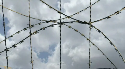 Time lapse of barbed wire  Video stock 280192