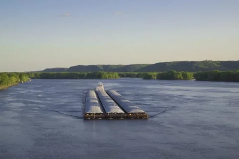Time lapse of a Barge Moving Down the Mississippi River Vídeo Stock 169196760