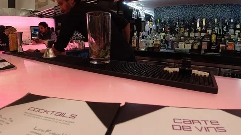Time lapse of a Bartender making a drink in a bar Stock Footage 126628256