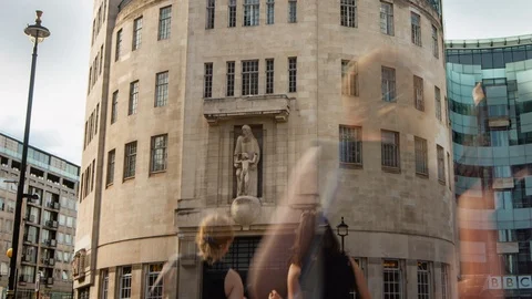 Time lapse of the BBC's Broadcasting House, located on Langham street, at Vídeos de archivo 110729138