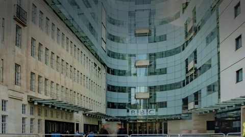 Time lapse of the BBC's New Broadcasting House, located on Langham street, Vídeos de archivo 110728988