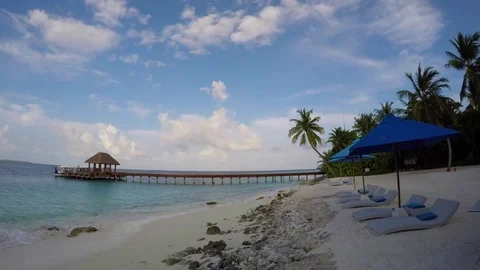Time lapse of the beach with sand bed, umbrella, jetty and tree at Maldives. Stockbeeldmateriaal 81212490