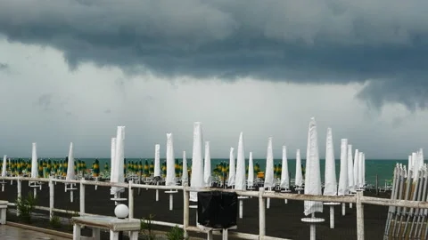 Time lapse beach on a stormy day: sand blowing over the beach and foam on the Stock-Footage 153327751