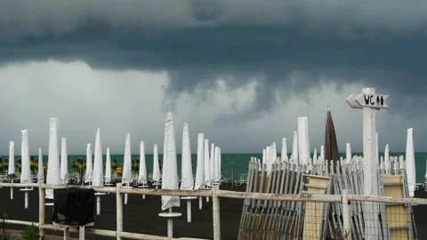 Time lapse beach on a stormy day: sand blowing over the beach and foam on the Vídeos de archivo 153327792