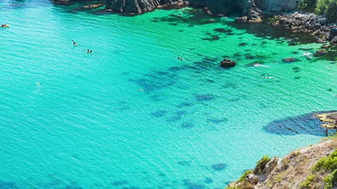Time lapse. Beautiful bay full of turquoise water at hot summer day 스톡 동영상 236494413