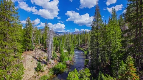 Time Lapse - Beautiful Clouds move over the Valley with River - 4K Vídeos de archivo 80634773