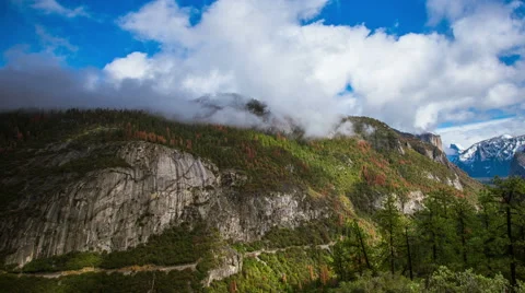 Time Lapse - Beautiful Clouds Moving Over Mountain Range Vídeos de archivo 67582752