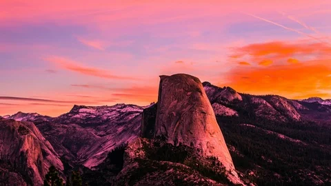 Time Lapse - Beautiful Clouds Moving Over Half Dome - 4K 库存影片 88995297