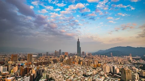 Time Lapse - Beautiful Clouds Moving Over Taipei Skyline - 4K Vídeos de archivo 100653733